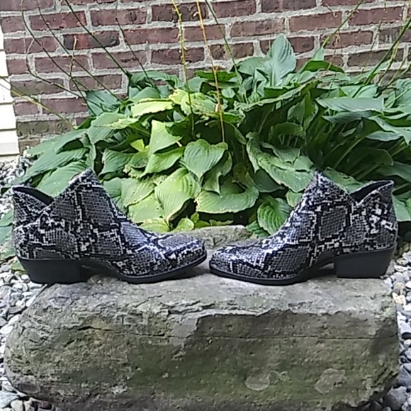 NEW SO "Angelfish" Zip Ankle Booties - Picture 9 of 11